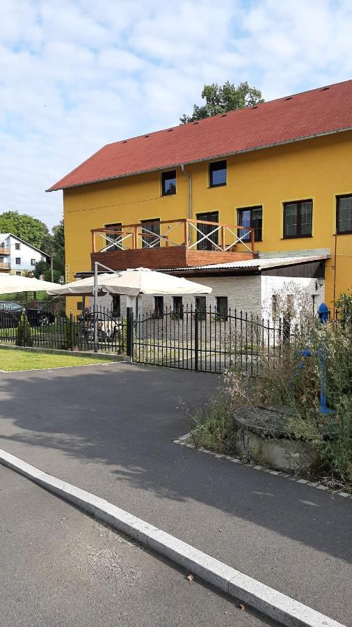 Apartmany-Zamecka Restaurace Jindrichovice Exterior photo